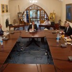 Οι αρχηγοί των κομμάτων χαιρέτισαν την επανέναρξη των συνομιλιών