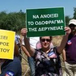Aνοίγουν δύο οδοφράγματα Λεύκας και Δερύνειας