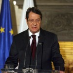 Πλήθος κόσμου περίμενε τον ΠτΔ στο αεροδρόμιο”Μην ακούς κανένα πρόεδρε είμαστε μαζί σου,Κράτα γερά” (βιντεο)