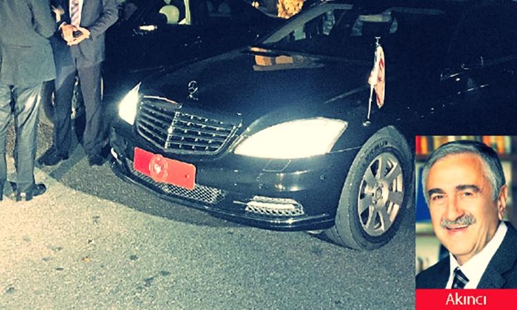 Ο Ακιντζί άλλαξε πινακίδες στην “προεδρική” λίμο – Εκσυγχρονιστικό βήμα ή επικοινωνιακό τέχνασμα