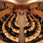 Για πρώτη φορά συνεδριάζει Αύγουστο η Βουλή – Καυτά θέματα στο τραπέζι
